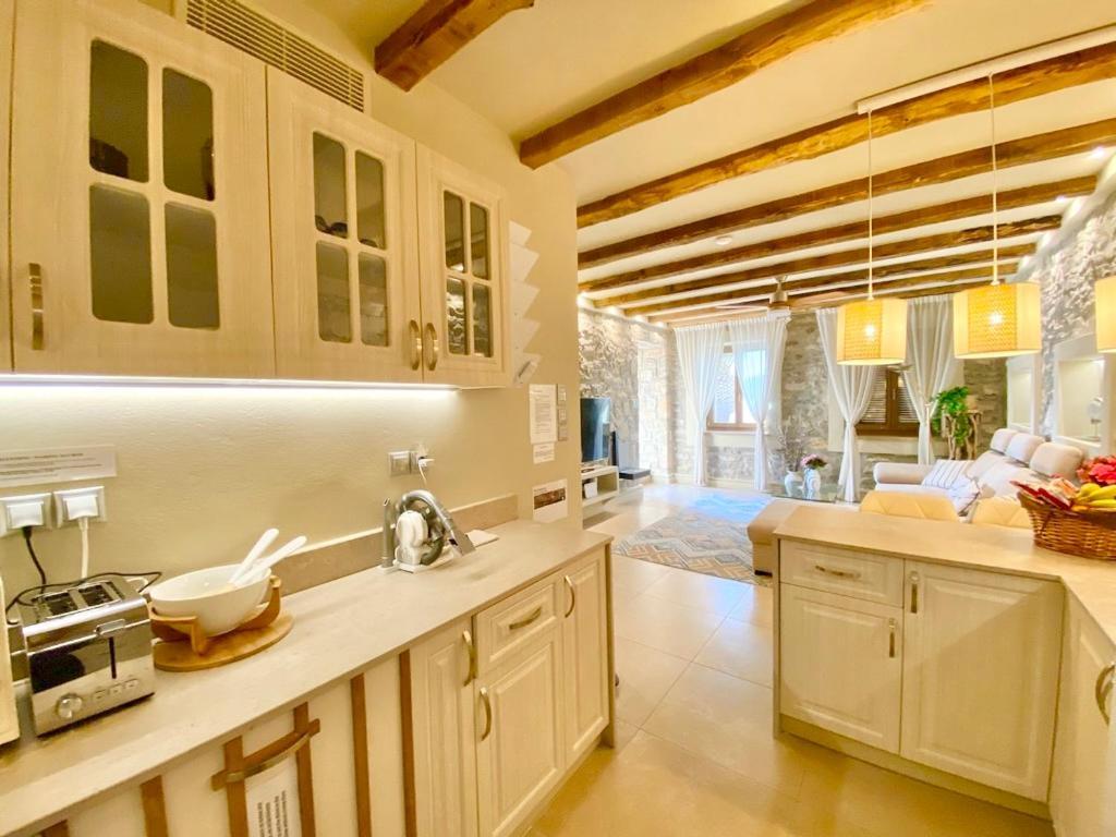 Villasonboard Rock Villa 3 Bed, 3 Bath, Jacuzzi, Seaside แอร์มิโอนี ภายนอก รูปภาพ