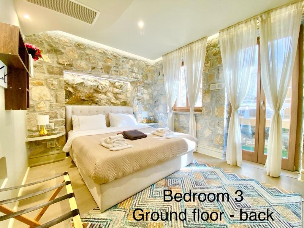 Villasonboard Rock Villa 3 Bed, 3 Bath, Jacuzzi, Seaside แอร์มิโอนี ภายนอก รูปภาพ