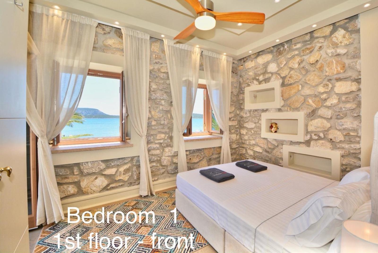 Villasonboard Rock Villa 3 Bed, 3 Bath, Jacuzzi, Seaside แอร์มิโอนี ภายนอก รูปภาพ