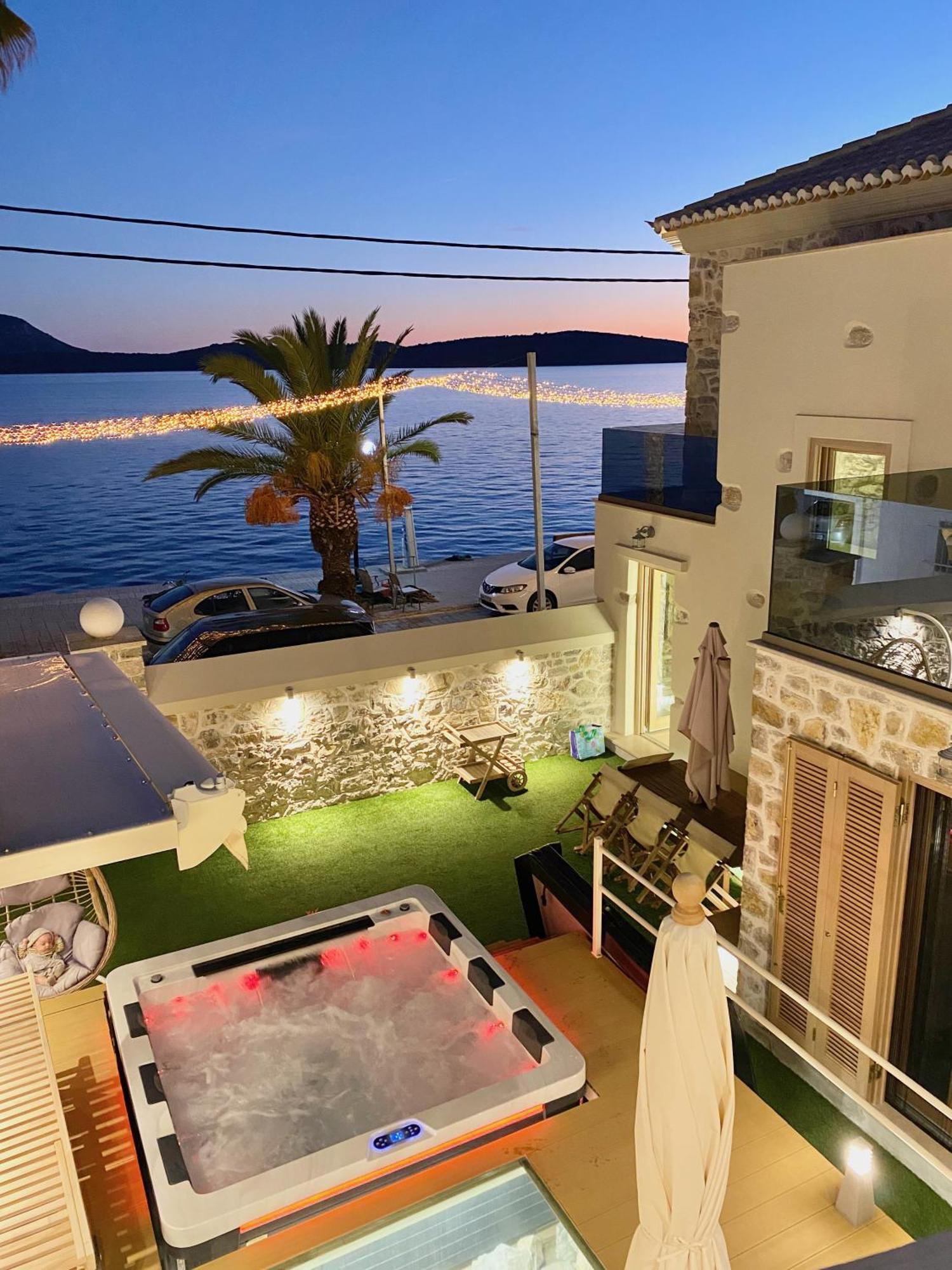 Villasonboard Rock Villa 3 Bed, 3 Bath, Jacuzzi, Seaside แอร์มิโอนี ภายนอก รูปภาพ