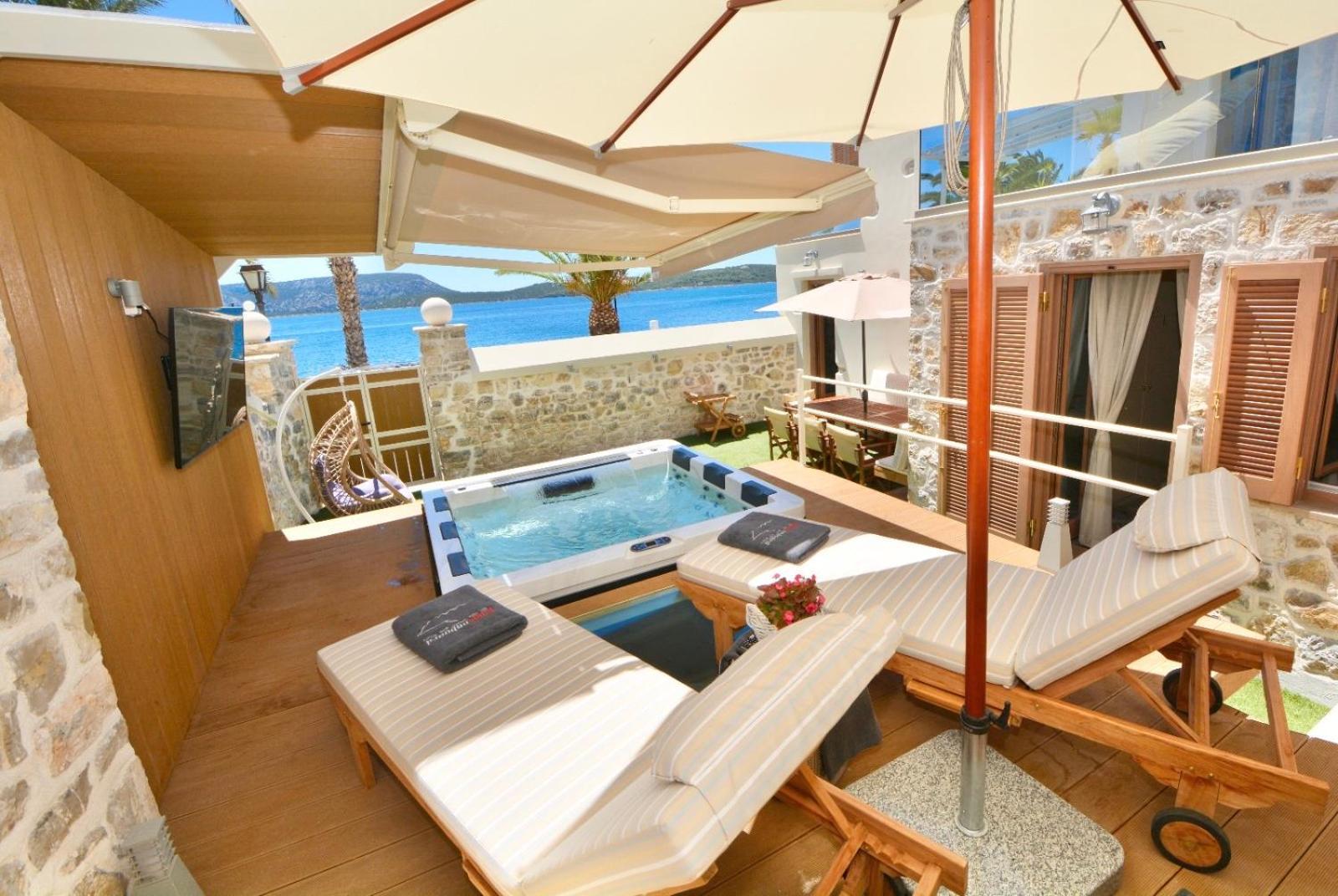 Villasonboard Rock Villa 3 Bed, 3 Bath, Jacuzzi, Seaside แอร์มิโอนี ภายนอก รูปภาพ